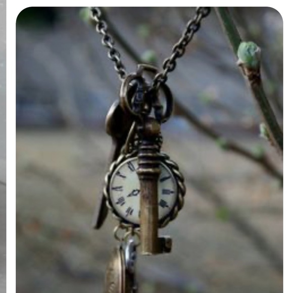 🗝️Antique Vintage Skeleton Key Pendant - Picture 8 of 10